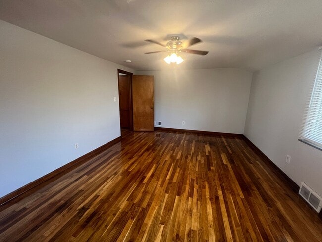 Building Photo - 2 Bedroom Townhome in Grandview!!