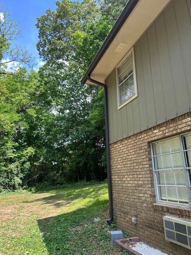 Building Photo - 117 Santeelah St