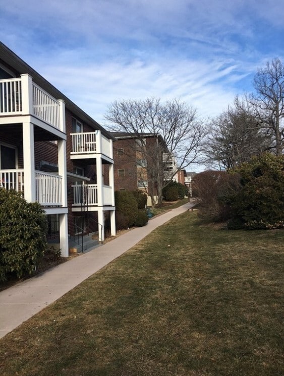 Building Photo - 616 Boston Post Rd E