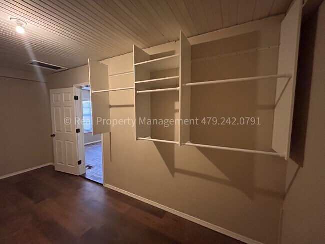 Building Photo - Arkoma Cutie! 2 Bed 1 Bath on giant corner...