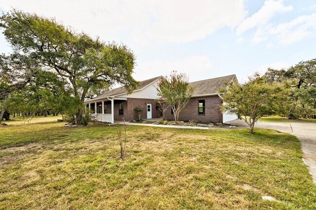 Building Photo - 200 Oak Hollow Ln
