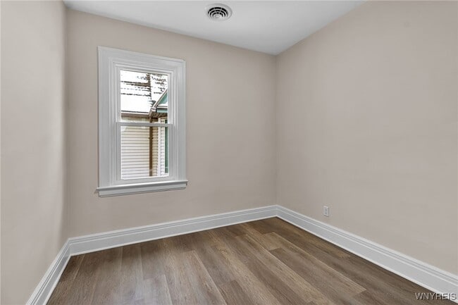 Building Photo - 404 Parkdale Ave