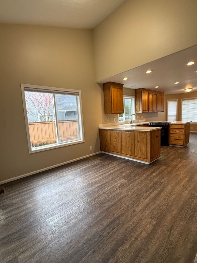 Building Photo - Check out this lovely 3-bedroom, 2-bath ho...