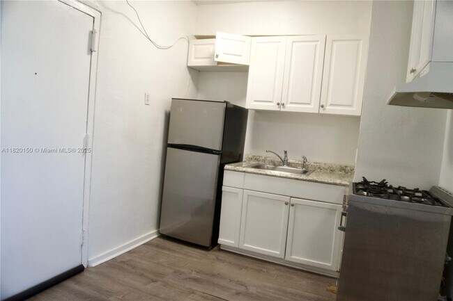 Building Photo - 501 SW 6th Ct