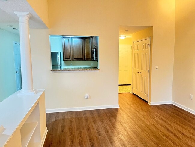 Building Photo - Beautiful 2 bed/2 bath condo in Reston...walk to RESTON TOWN CENTER!!