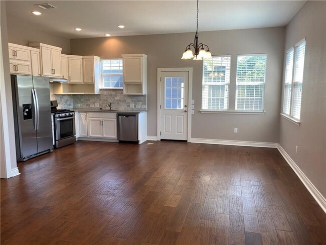 Building Photo - 606 W 1st St