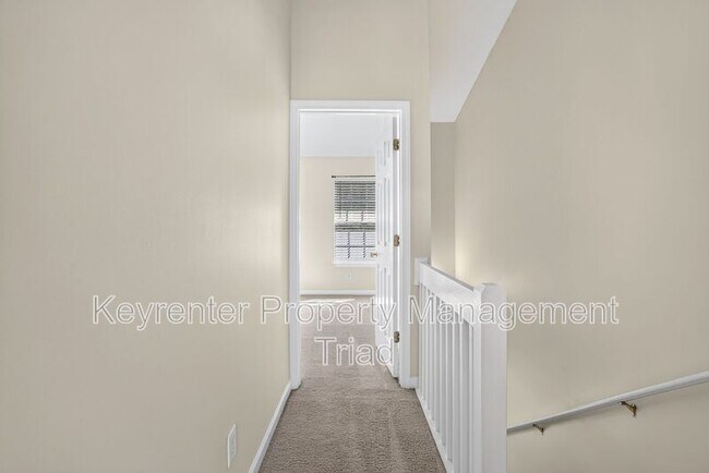 Building Photo - 104 Tannenbaum Cir