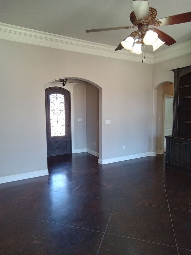 Building Photo - Benton Beauty