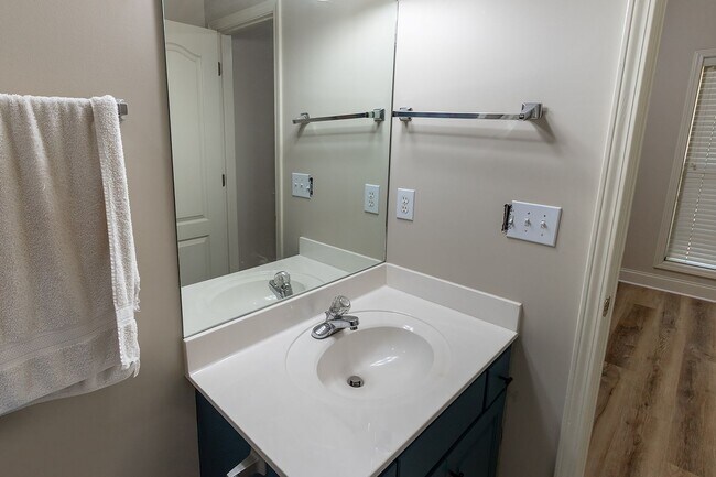 Building Photo - 55 Hickory Ln