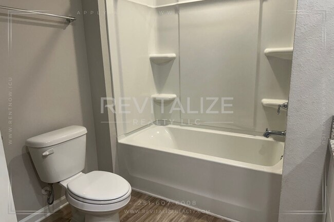Building Photo - Beautiful 4 Bedroom/2 Bathroom House in We...