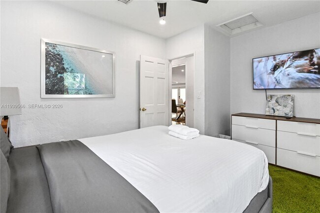 Building Photo - 5841 SW 58th Terrace