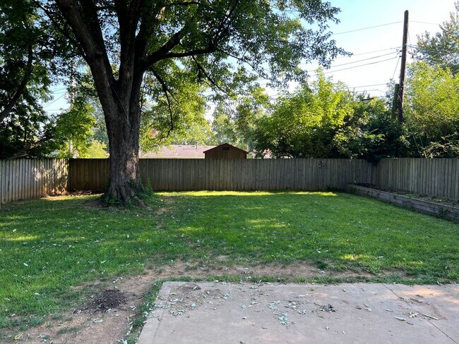 Building Photo - 3 bedroom 1 bath house & 1 car Garage
