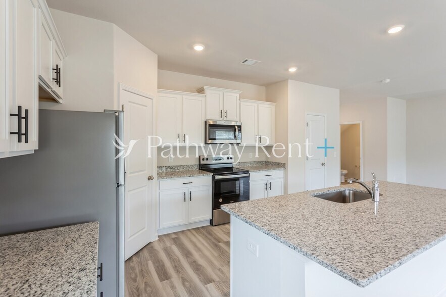 Building Photo - 608 Mackenzie Cv