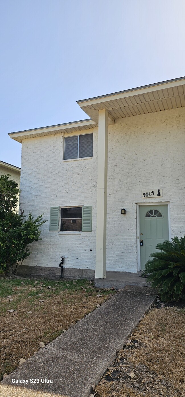 Building Photo - 5015 Meandering Ln