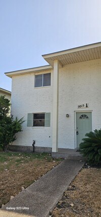 Building Photo - 5015 Meandering Ln