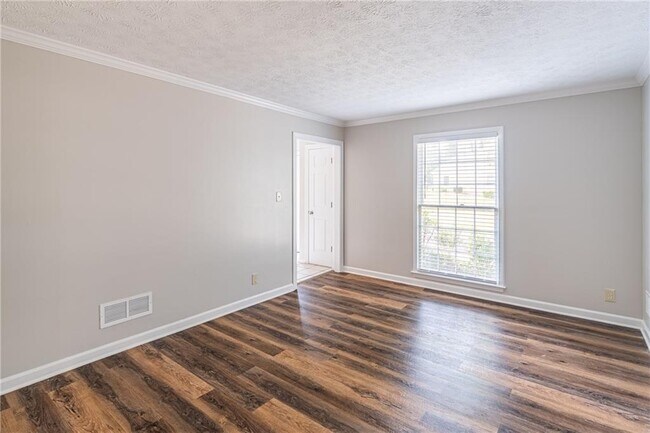 Building Photo - 736 Singley Dr