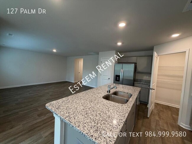 Building Photo - 127 Palm Dr