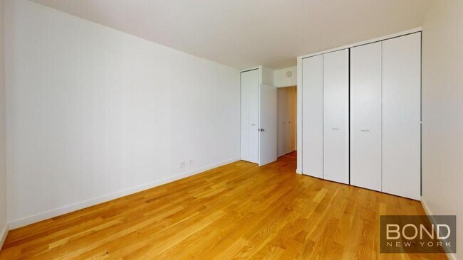 Building Photo - 247 W 87th St