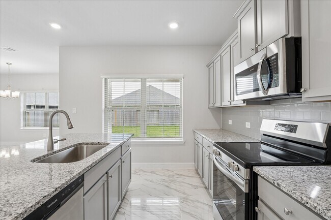 Building Photo - 10 Greenbriar Lp