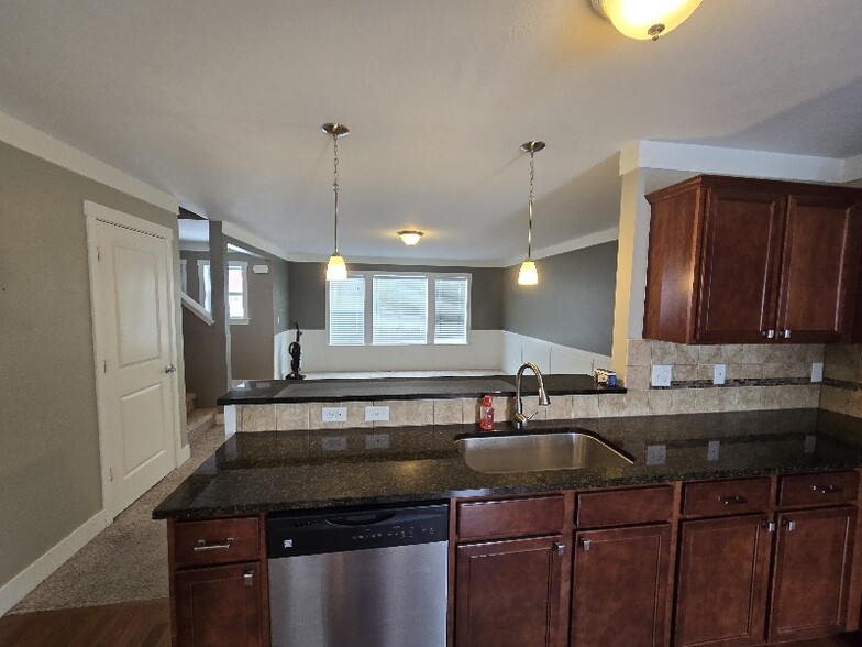 Building Photo - 717 Wild Flower Dr