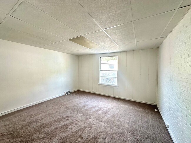 Building Photo - Renovated 2 Bed, 1 Bath Apartment in Sharp...