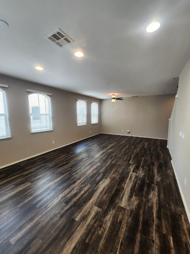 Building Photo - Gorgeous two bedroom home with 2.5 bathroo...