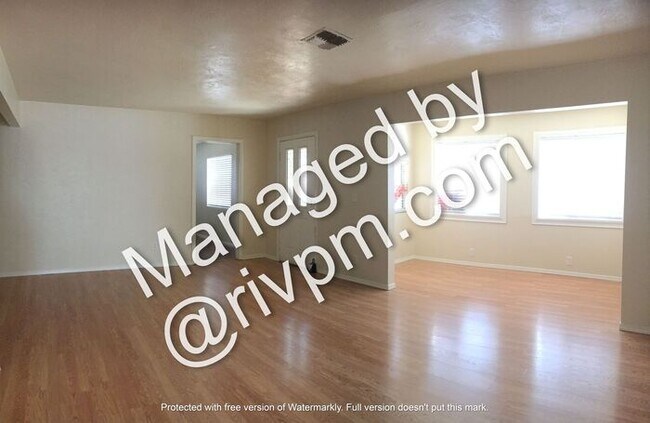 Building Photo - MOVE IN NOW!