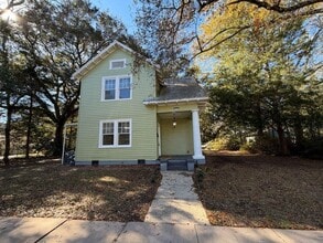 Building Photo - 206 5th St