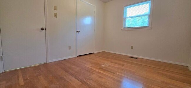 Building Photo - Beautifully Renovated 4BD/1BA Home w/ Finished Basement in Hickory!
