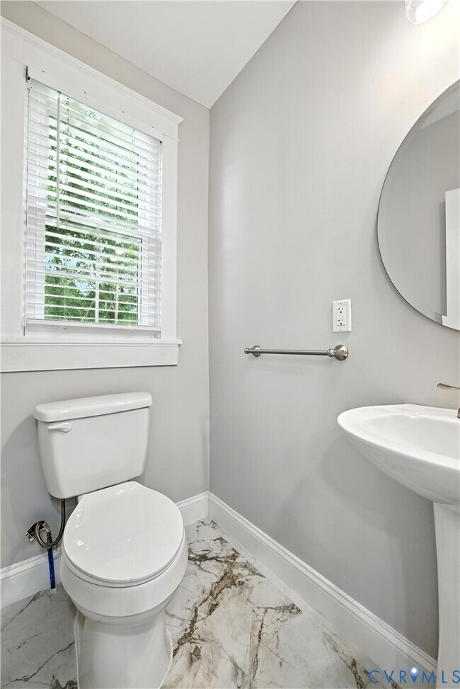 Building Photo - 2909 Woodcliff Ave