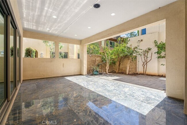 Building Photo - 123 Interval