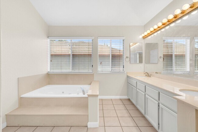 Building Photo - 880 Woodsong Ln