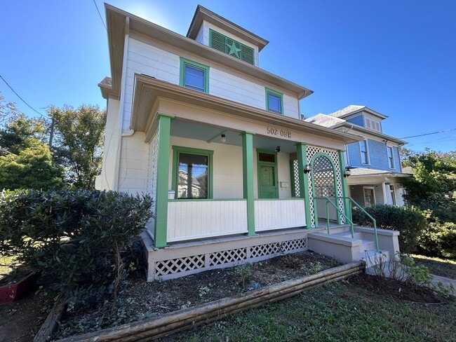 Primary Photo - Spacious 3 BR home, Minutes to Medical Cen...