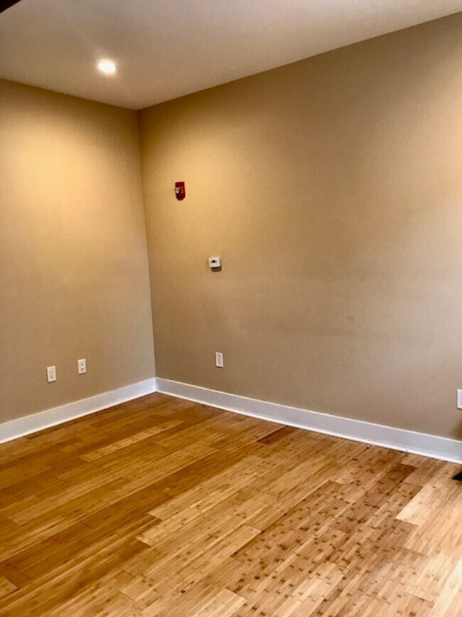 Building Photo - 1527 W Porter St