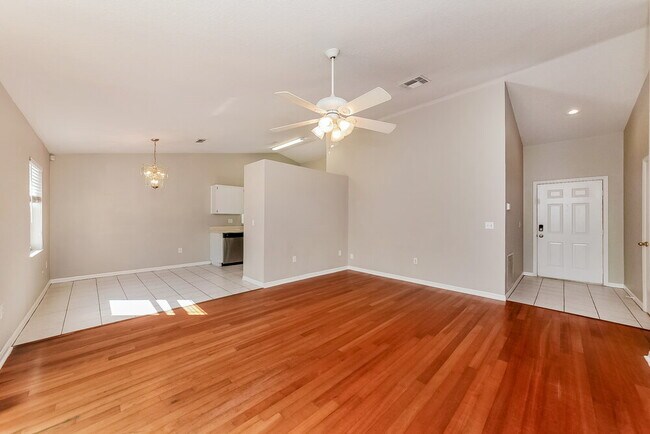 Building Photo - 208 Lookout Dr