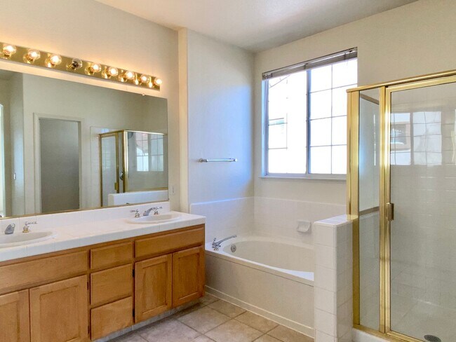 Building Photo - Fresh Interior Paint, Carpeting - Dogs und...