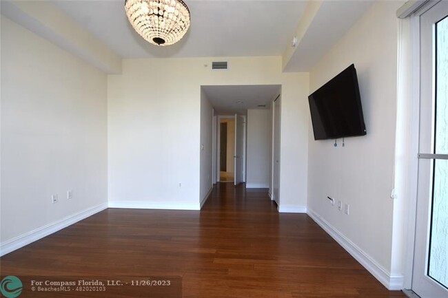 Building Photo - 20000 E Country Club Dr