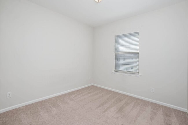 Building Photo - Four Bedroom Townhome!