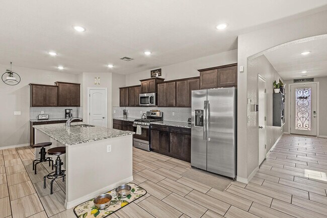 Building Photo - 14821 Tierra Escape Ave