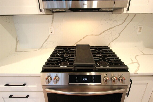 Building Photo - 4 Pinecrest Village