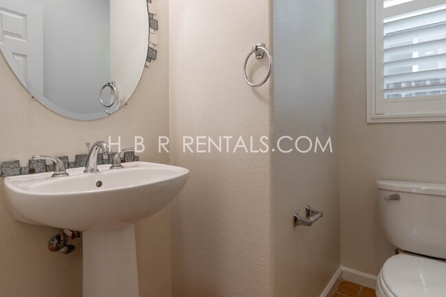 Building Photo - Comfort, Convenience & Space — Tracy Living at Its Best