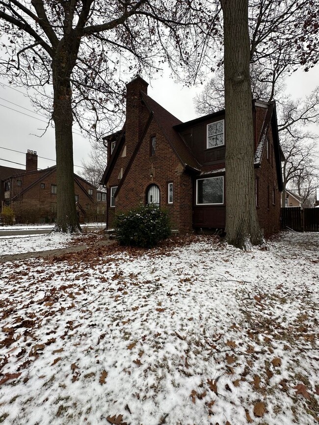 Building Photo - Beautiful 4 bedroom brick tudor