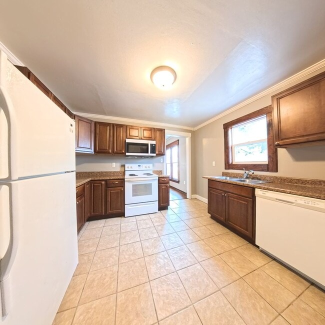 Building Photo - Spacious 5 bedroom 2 Bath Home