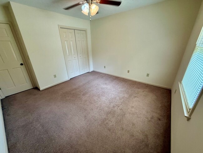 Building Photo - Conveniently Located Townhouse!