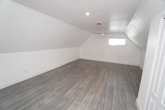 Building Photo - 546 NE 43rd Ct