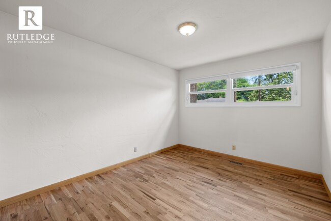 Building Photo - East Medford Charm