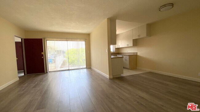 Building Photo - 443 S Wilton Pl