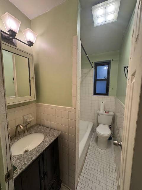 Building Photo - 883 E 165th St