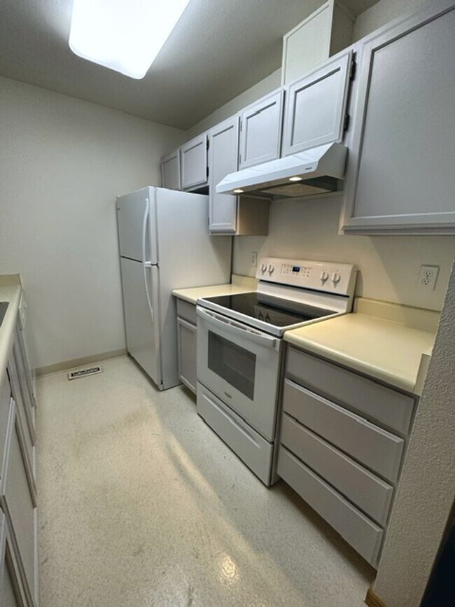 Building Photo - South Anchorage Home with Fenced in Yard & In Unit Laundry