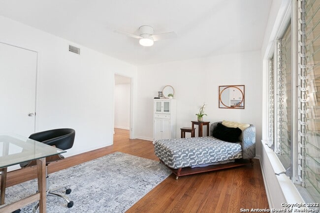 Building Photo - ~~COZY 3BD/2BA HOME! HIGHLANDS HIGH SCHOOL!!~~